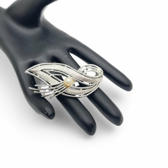 Vintage CORO Signed Brooch Ribbon with A Faux Pearl Shiny Silver-Tone Abstract - Picture 6 of 9